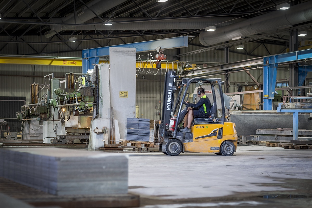 Stenhård truckhantering naturstenskompaniet-ottosson-truck