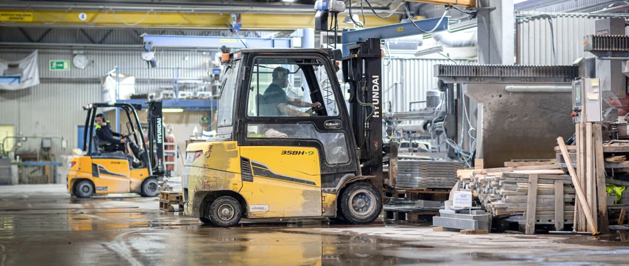 Kundcase topp-stenhård truckhantering naturstenskompaniet-ottosson-truck