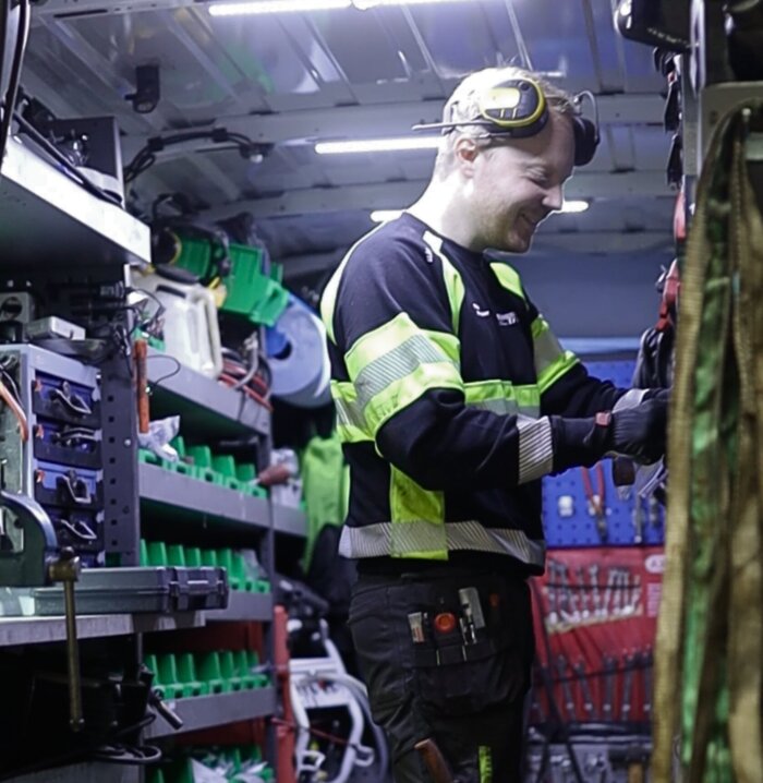 Filip Persson Behind the truck